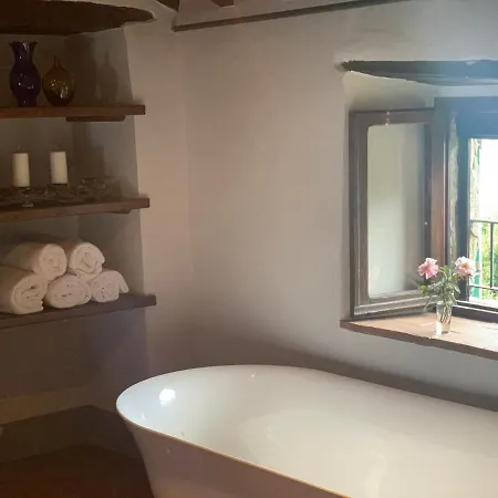 فيلة Mengaccini Sleeps 14 Pool Wifi Pierle
