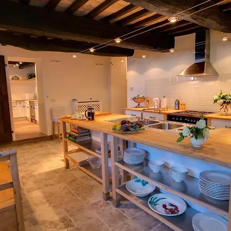 Mengaccini Sleeps 14 Pool Wifi فيلة